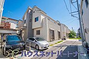 街に溶け合う美しい景観と、採光や風通しを考えて設計された間取り。近隣の視線を考え調整した窓位置など、外観だけでなく、住まうご家族の心地よさを最優先しました。
