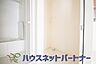 室内：毎日使う洗濯機。しっかりと奥行きのある置き場が確保されています。