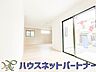 室内：リビングは、食事スペースと寛げる場所設けてもまだ余裕の広さ。明るい光が照らしてくれます。