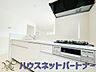 キッチン：三口コンロで料理の幅を拡げてくれる使いやすいシステムキッチンを採用。洗い場も大きいので野菜や食器を洗ったりする際にも捗り、奥様の強い味方となってくれるはずです。