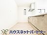 キッチン：カウンターキッチンは広くて収納力もあるので、快適に料理をすることができます。食器や炊事用具を手の届くところに配置しやすいため調理もスピーディーです。