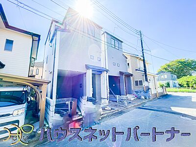 外観:堂々たる趣ながら、主張し過ぎずどこか余裕を感じさせるシャープなフォルムで佇む邸宅は、晴天の空と照らし合わせる事で、本来あるべき完成形の姿を見せてくれます。 外観:堂々たる趣ながら、主張し過ぎずどこか余裕を感じさせるシャープなフォルムで佇む邸宅は、晴天の空と照らし合わせる事で、本来あるべき完成形の姿を見せてくれます。