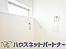 室内：毎日使う洗濯機。しっかりと奥行きのある置き場が確保されています。