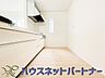 キッチン：カウンターキッチンは広くて収納力もあるので、快適に料理をすることができます。食器や炊事用具を手の届くところに配置しやすいため調理もスピーディーです。