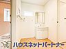 室内：毎日使う洗濯機。しっかりと奥行きのある置き場が確保されています。