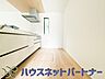 キッチン：カウンターキッチンは広くて収納力もあるので、快適に料理をすることができます。食器や炊事用具を手の届くところに配置しやすいため調理もスピーディーです。