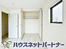 収納：壁面クローゼットのメリットは、衣類が横一列に並ぶためひと目で洋服が選びやすいこと。衣類をたくさんお持ちの方も、限られたスペース内に無理なく収納することができます。
