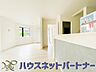 室内：忙しい朝でも家族揃って食事をして頂ける、ゆとりある大きさのダイニングスペース。奥様の手料理をカウンター越しに受けとって頂き、テーブルで囲む素敵な時間を存分にお愉しみ下さい。