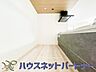 キッチン：カウンターキッチンは広くて収納力もあるので、快適に料理をすることができます。食器や炊事用具を手の届くところに配置しやすいため調理もスピーディーです。