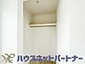 収納：WICのメリットの1つ目は、1箇所にまとめて収納が出来ること。2つ目は、衣替えが必要ないこと。3つ目は、扉が少なくなり室内がスッキリ見えること。