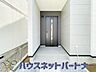 玄関：玄関の扉を開けるとそこは家族の待つお家。笑い声が聞こえてきそう。