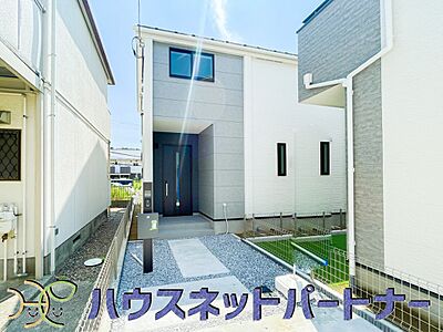 外観：堂々たる趣ながら、主張し過ぎずどこか余裕を感じさせるシャープなフォルムで佇む邸宅は、晴天の空と照らし合わせる事で、本来あるべき完成形の姿を見せてくれます。