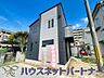 外観：街に溶け合う美しい景観と、採光や風通しを考えて設計された間取り。近隣の視線を考え調整した窓位置など、外観だけでなく、住まうご家族の心地よさを最優先しました。
