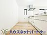 キッチン：カウンターキッチンは広くて収納力もあるので、快適に料理をすることができます。食器や炊事用具を手の届くところに配置しやすいため調理もスピーディーです。