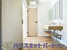 室内：毎日使う洗濯機。しっかりと奥行きのある置き場が確保されています。