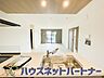 室内：明るく開放的なオープンキッチン。家族とのコミュニケーションが取りやすく、みんなの笑顔が溢れます。