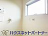 室内：毎日使う洗濯機。しっかりと奥行きのある置き場が確保されています。