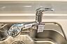 設備：【浄水器一体型混合水栓】 一つの蛇口で「原水（水道水）」「シャワー」「浄水」を切り替えられる、浄水器を内蔵した混合水栓です。浄水は、水栓本体の首部分に付属のカートリッジをセットして使用します。