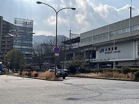 JR湖西線大津京駅京都から滋賀への湖西線での入り口駅。「京都」駅まで乗車約10分、「大阪」駅まで乗車約45分で到着します。通勤・通学・おでかけ時、気軽に立ち寄れるコンビニも近くにございます。 130m