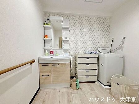 壁面には手すりが設置されており、立ち座りのサポートに便利。お子さまから高齢の方まで、安心して使える仕様です。