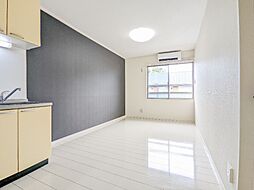 JR両毛線 伊勢崎駅 バス40分 西部モール下車 徒歩10分の賃貸アパート 2階1LDKのリビング/ダイニング