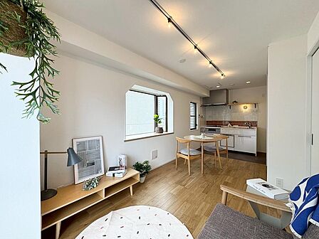 白いキッチンから見渡すリビング。料理しながらお気に入りの音楽をかけて、今日も一日お疲れ様って、自分に言える場所。