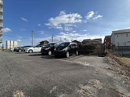 【駐車場】敷地外(約50m) 4000円/月です。マンションのすぐ隣に敷地外の駐車場も確保しております。