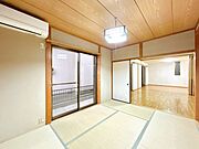 1階和室　二面採光なのでお昼寝が気持ちよさそうです。押し入れもあるので広々とお使いいただけます。