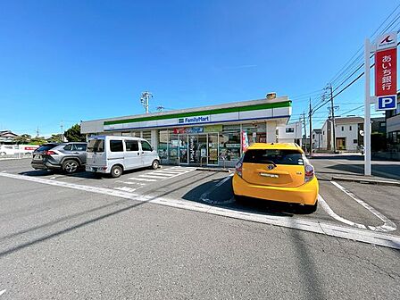【周辺】ファミリーマート稲沢前田店様まで徒歩約5分(約400m)。頑張った日の帰りはコンビニスイーツを買って帰宅。帰り道にコンビニがあるのは嬉しいですね。