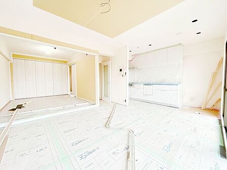 【リフォーム中】リビング クロス張替え、床材重ね張り、照明交換、火災報知器設置予定です。南向き13帖リビング 南側には大きな掃き出し窓があり温かな日差しが差し込みます。
