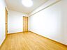 洋室：【リフォーム済】6.5帖の洋室です。こちらのお部屋にも収納がございます。