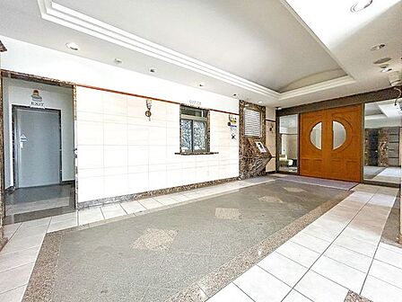 【エントランス】マンションのエントランスホールは広く明るい印象のエントランスになっています。