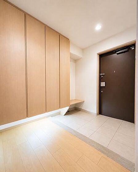 ◇天井高シューズボックス◇靴の脱ぎ履きに便利なベンチ付き※AI加工画像につき、一部現況と異なります。