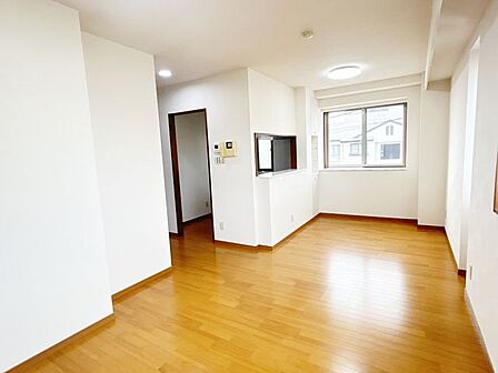 【リフォーム済】約13帖の対面キッチンのリビングです。壁天井のクロスを張替えております。照明器具と配線器具の交換も行いました。