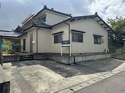 外観：駐車場もひろびろ。道路は行き止まりなので、お子さまが遊んでも安心できます。お庭もあり。