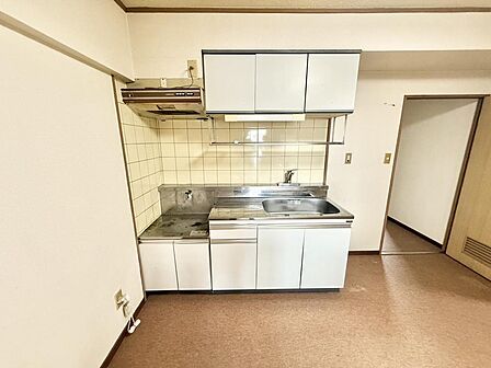 建付けの収納でキッチン製品等を収納できます。