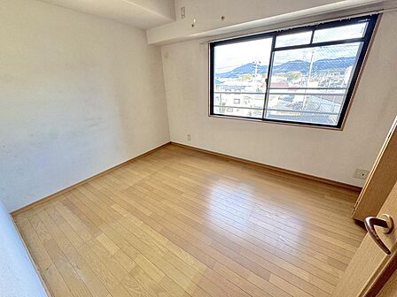 洋室約6.0帖玄関側に洋室が1部屋ございます♪子ども部屋や趣味部屋にしたり、納戸にしたりすることも可能です♪