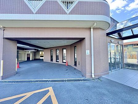 エントランス管理人が夕方まで常駐されています!きれいに管理運営されている大型マンションです♪
