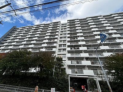 外観：SRC造、15階建てのマンションです。