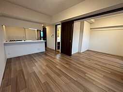 12.1帖のリビングです。家具を置いても広々としており、快適にお住まいいただけます。
