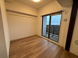 リビングから4.3帖の寝室に行くことができて、生活動線が便利で暮らしやすいです。