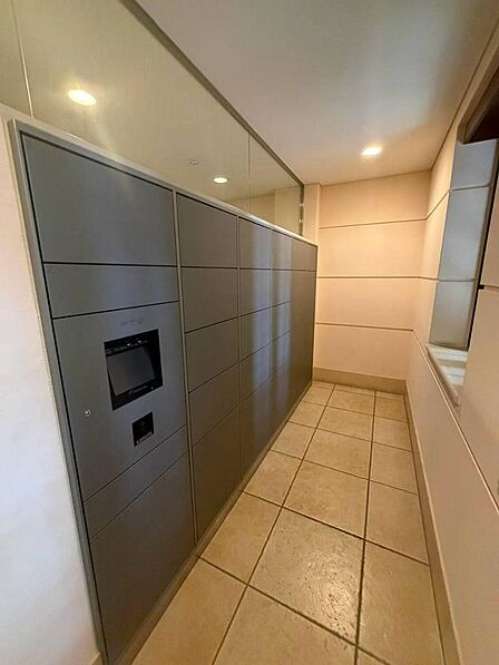 宅配ボックスもあり、不在時の荷物受け取りも楽々☆