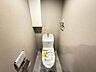 トイレ：温水洗浄便座完備の洋式トイレです。操作のしやすい壁面リモコンがうれしい仕様。