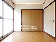 日差しがたっぷり差し込む洋室♪