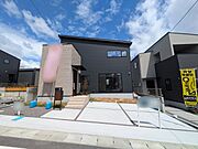 モダンなデザインが魅力の新築戸建てで、スタイリッシュな外観が住む人を引き立て、日々の生活に彩りを添えます