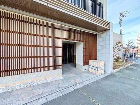 マンションのエントランスは、住まう方々を迎える洗練された空間です。日常の出入りを快適にするための工夫がされています。