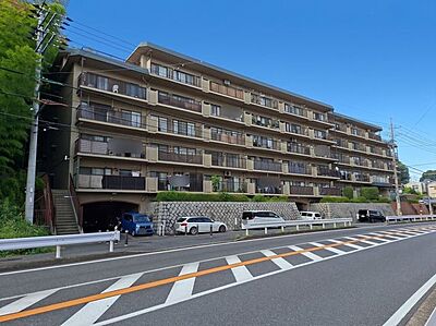 外観:落ち着いた色調の外壁が街並みに美しく調和していますね。前面道路も広く開放感があり、毎日の車の出し入れもスムーズに行えそうです。築年数を感じさせない丁寧な管理体制がうかがえる良好なコンディションです 外観:落ち着いた色調の外壁が街並みに美しく調和していますね。前面道路も広く開放感があり、毎日の車の出し入れもスムーズに行えそうです。築年数を感じさせない丁寧な管理体制がうかがえる良好なコンディションです