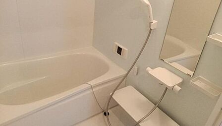 上質な気品漂う空間で、心身ともにリフレッシュできる究極の癒しスポット！最新の換気乾燥機も完備された機能的な設計が、家事の時短と快適なバスライフを同時に叶える贅沢なプライベートバス！