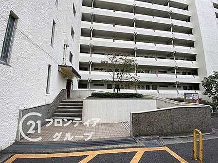 重厚感のある石造りのアプローチが住まう方のプライバシーを守り、上質なプライベート空間へと導きます。手入れの行き届いた植栽の緑が、忙しい日々の中に自然の安らぎと彩りを添えてくれます