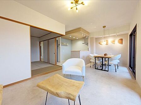 暖かみのある照明が室内を優しく包み込み、心地よい安らぎをもたらします。広々としたリビングは家族が集まる団らんの場として、笑顔が絶えない毎日を演出します。洗練されたインテリアが映える、品格漂う住空間です